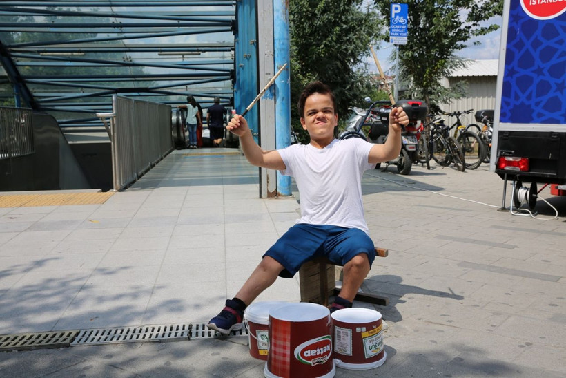 O halleri duygulandırmıştı! Yoğurt kovalarıyla müzik yapan engelli Ali hayaline kavuştu! - Resim: 3