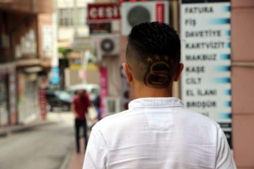 Berber kendini aştı öyle bir tıraş yaptı ki görenler hayrete düştü - Resim: 1