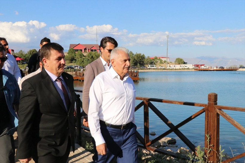 Çatık kaşlı portresini gören Binali Yıldırım espriyi patlattı! - Resim: 3