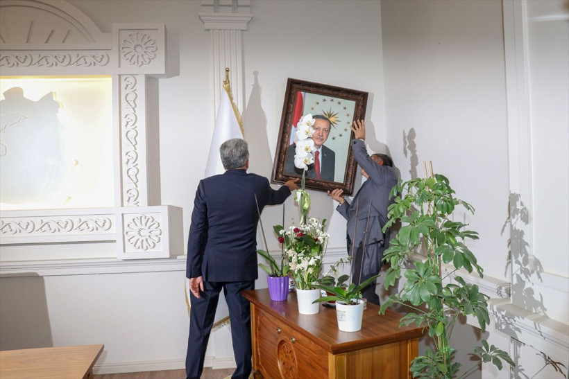 Van Valisi Mehmet Emin Bilmez kayyum olarak atandığı belediye koltuğuna böyle oturdu - Resim: 1