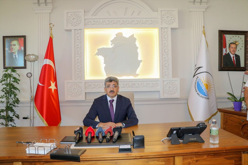 Van Valisi Mehmet Emin Bilmez kayyum olarak atandığı belediye koltuğuna böyle oturdu - Resim: 2