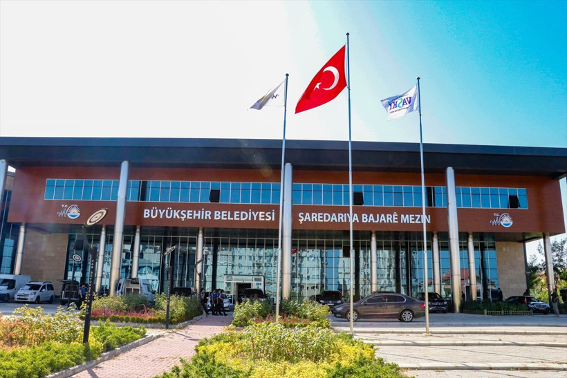 Van Valisi Mehmet Emin Bilmez kayyum olarak atandığı belediye koltuğuna böyle oturdu - Resim: 3