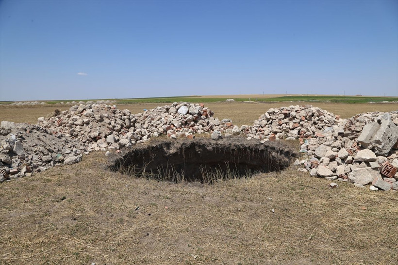 Eskişehir'de ürküten görüntü! 17 metre derinliğinde etrafını taşlarla çevirdiler - Resim: 2