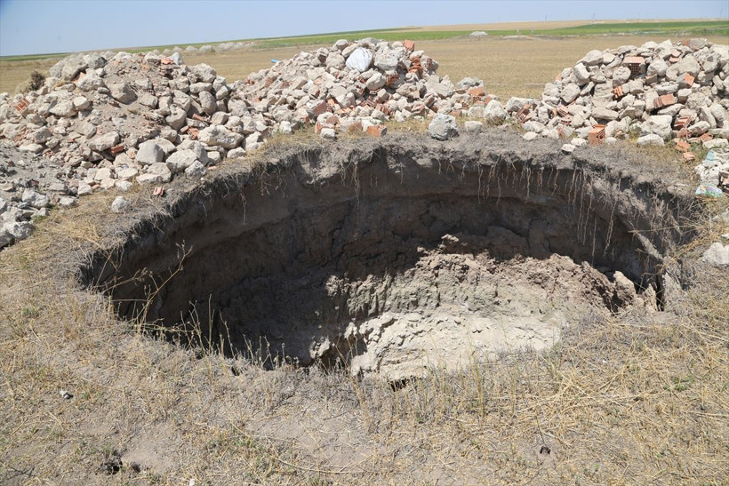 Eskişehir'de ürküten görüntü! 17 metre derinliğinde etrafını taşlarla çevirdiler - Resim: 3