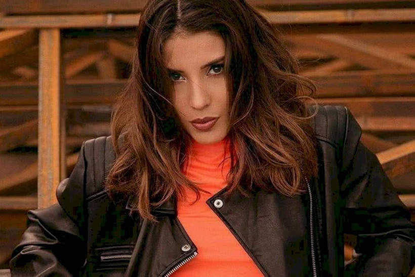 Lina Daniela Daza'nun podyumda göğüsleri açıldı elbisesinin askıları düştü - Resim: 4