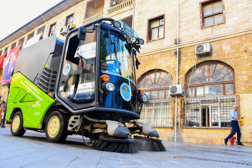 Mersin'de yol süpürme aracındaki tek kadın...60 erkeğin içinde ehliyet aldı.. - Resim: 1