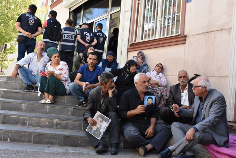 HDP önünde oğlu için eylem yapan acılı baba gözyaşlarına boğuldu - Resim: 2
