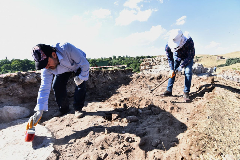 Ahlat’taki kazılarda Oğuz damgaları ve 883 yıllık kitabe bulundu - Resim: 4