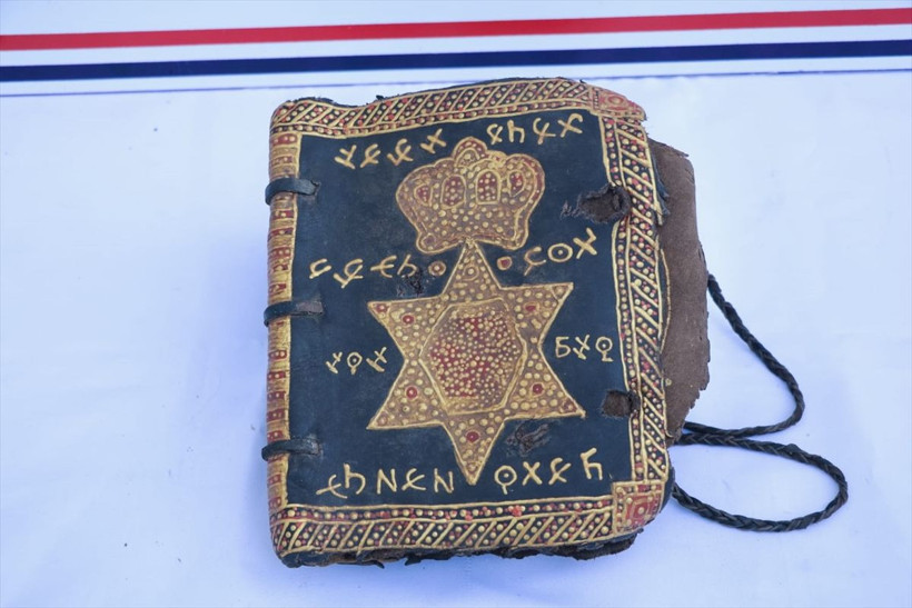 Diyarbakır'da altın işlemeli İncil ile İbranice işlemeli ferman ele geçirildi - Resim: 2