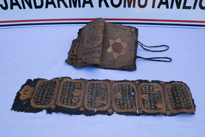 Diyarbakır'da altın işlemeli İncil ile İbranice işlemeli ferman ele geçirildi - Resim: 3