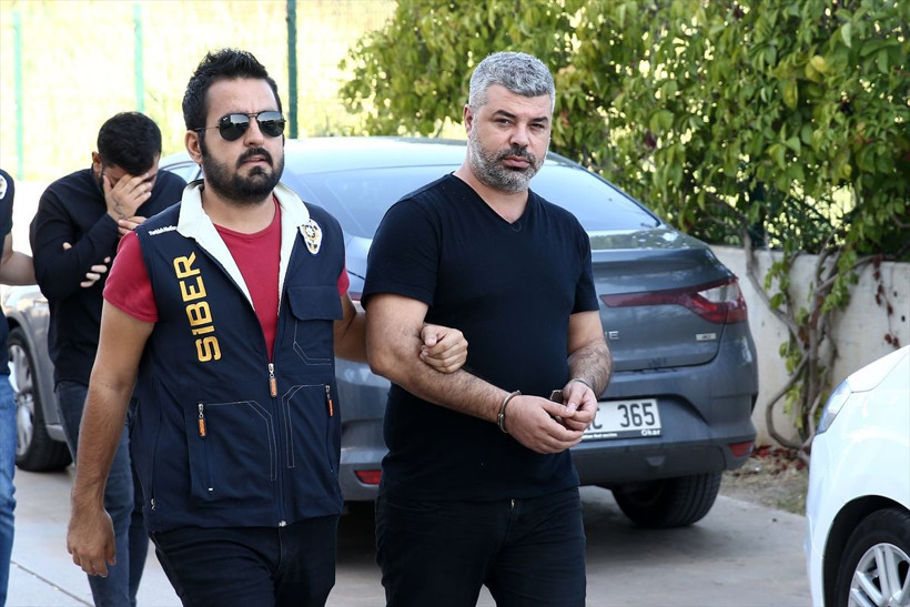 Aylık geliri 8 milyon lira polis evin her tarafından çıkan paraları saya saya bitiremedi - Resim: 1