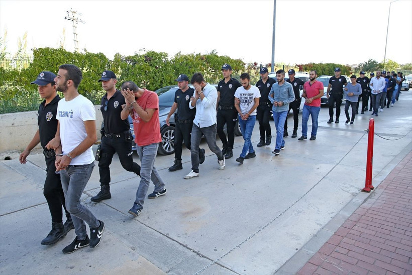 Aylık geliri 8 milyon lira polis evin her tarafından çıkan paraları saya saya bitiremedi - Resim: 3