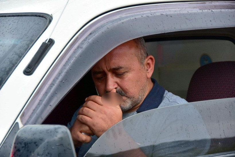 Araçta sigara cezası yiyeceğini anlayan sürücü gündeme oturdu - Resim: 2
