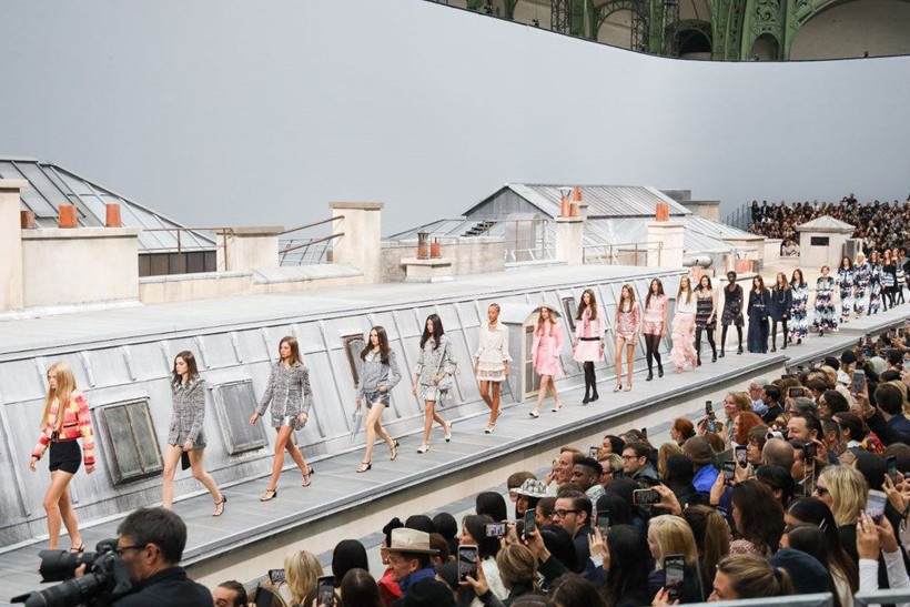 Chanel defilesinde podyuma çıkan kadın bakın kim çıktı Gigi Hadid sahneden kovdu - Resim: 1