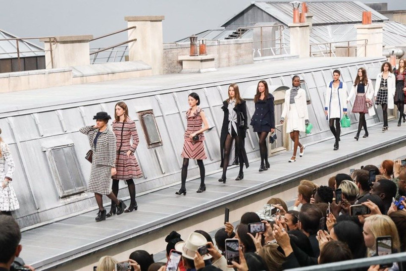 Chanel defilesinde podyuma çıkan kadın bakın kim çıktı Gigi Hadid sahneden kovdu - Resim: 3