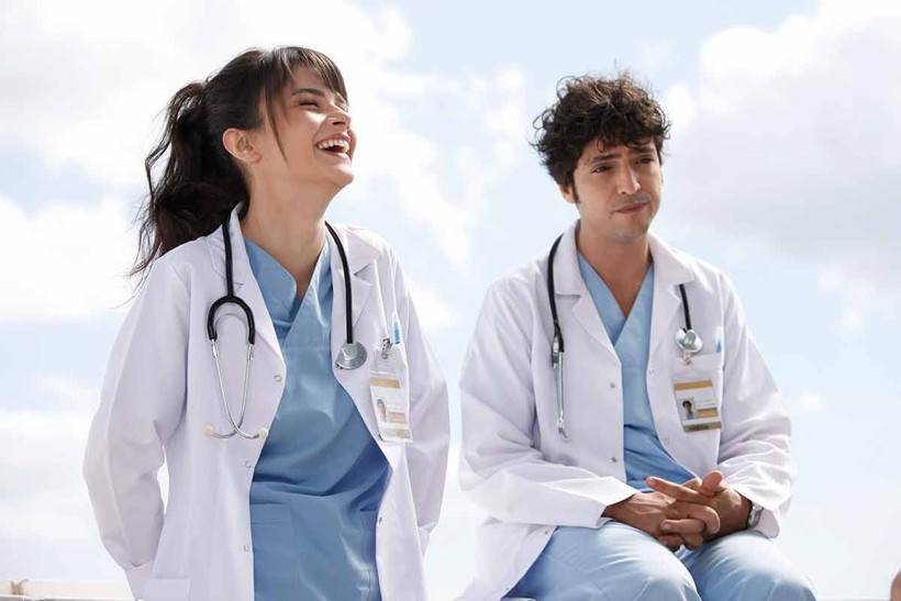 Süper minisiyle böyle salındı! Mucize Doktor'un Nazlı'sına bakın - Resim: 2