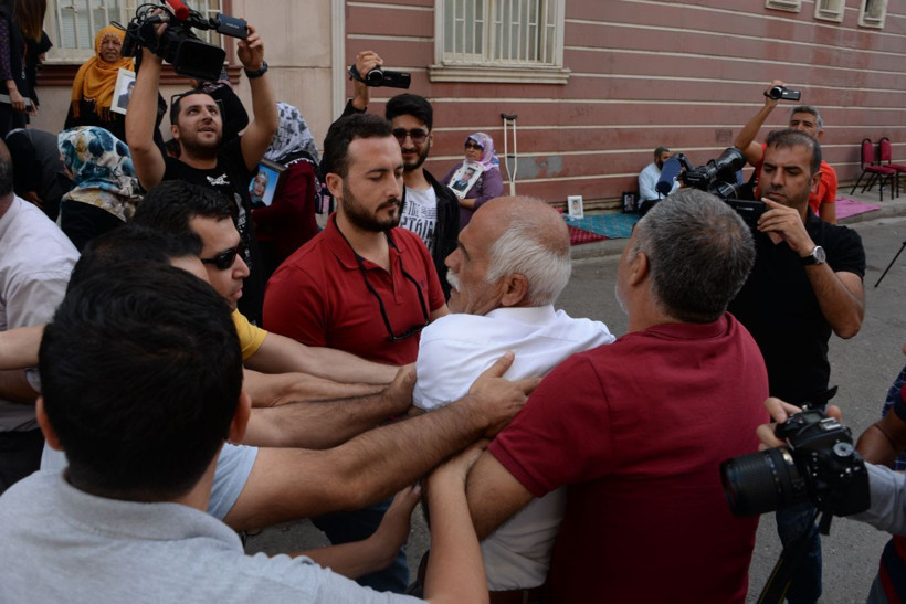 Diyarbakır'da hareketli dakikalar! Eylem yapan anneler içeri girmek istedi sinir krizi geçirdiler - Resim: 2