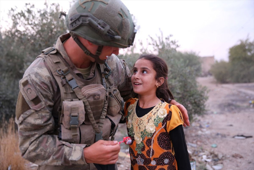 Yüreği temiz Mehmetçik geldi! Suriye'de mağdur çocukların yüzü güldü - Resim: 2