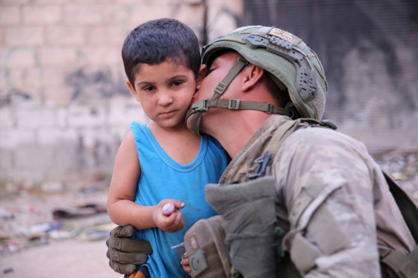 Yüreği temiz Mehmetçik geldi! Suriye'de mağdur çocukların yüzü güldü - Resim: 3