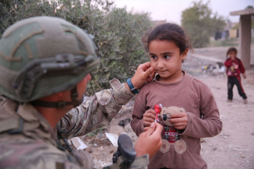 Yüreği temiz Mehmetçik geldi! Suriye'de mağdur çocukların yüzü güldü - Resim: 4