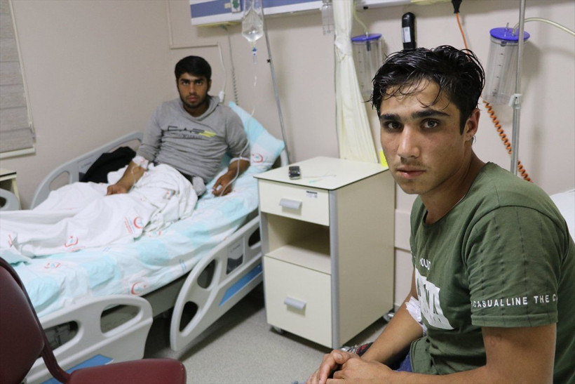 Yunanistan'ın yaptığı vicdansızlığa bak yaralı göçmenleri zorla geri gönderiyor - Resim: 1