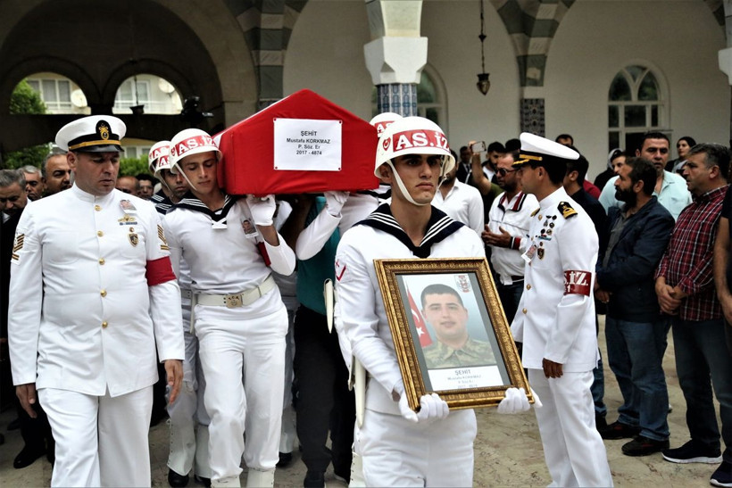 Şehit cenazesinde gülmeyi nasıl başardın ey vekil? CHP'l isme sert sözler - Resim: 1