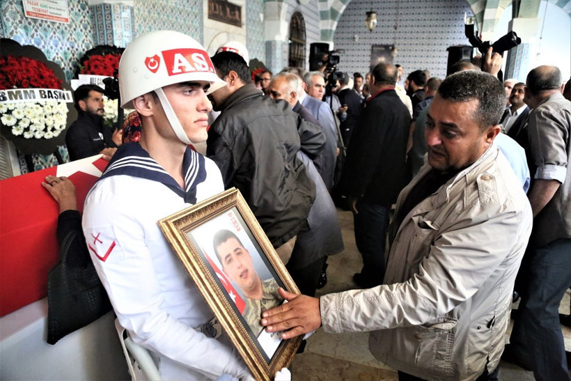 Şehit cenazesinde gülmeyi nasıl başardın ey vekil? CHP'l isme sert sözler - Resim: 4