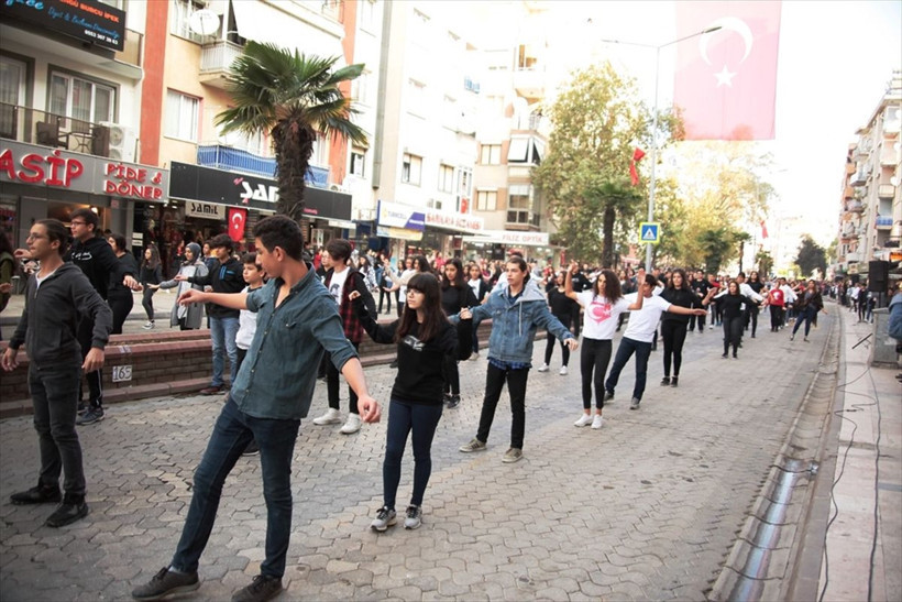 İzmir Ödemiş'te 2 bin kişi Cumhuriyet Bayramı'nı zeybek oynayarak kutladı - Resim: 4