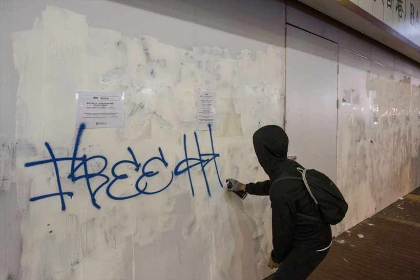 Hong Kong'ta protestolar şiddetini artırdı Çin haber ajansı Şinhua ofisine saldırdı - Resim: 4