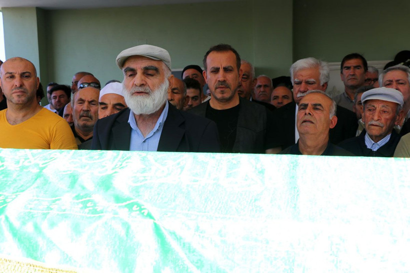 Haluk Levent annesinin cenazesinde ayakta duramadı ağlamaktan gözleri şişti - Resim: 3