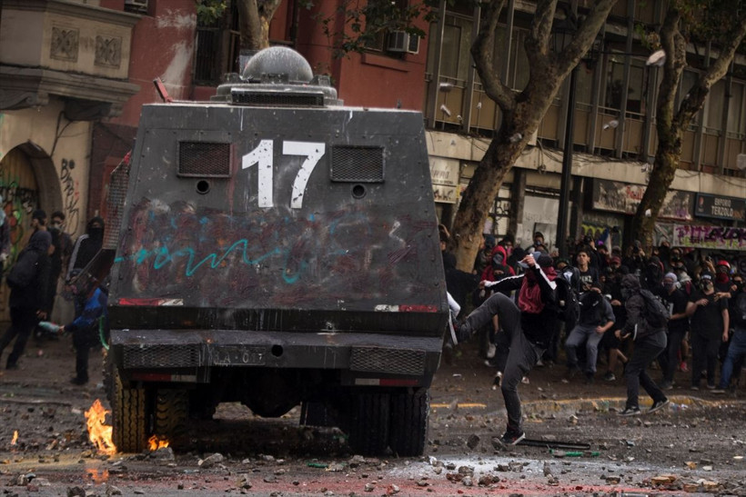 Dünya bu görüntüleri konuşuyor! Şili'deki protestolarda diri diri yandı - Resim: 4