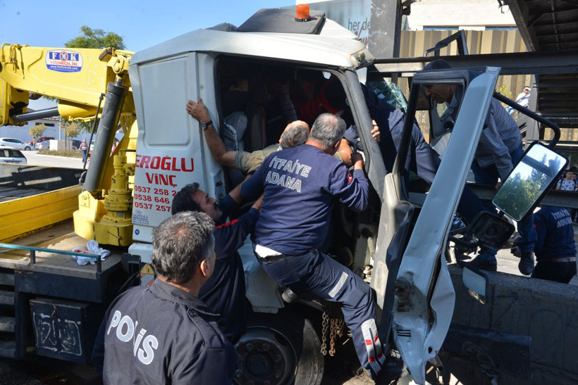 Adana'da feci kaza baba oğul vinçte sıkıştı - Resim: 2