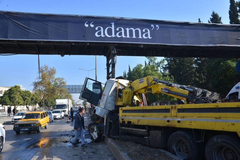 Adana'da feci kaza baba oğul vinçte sıkıştı - Resim: 1