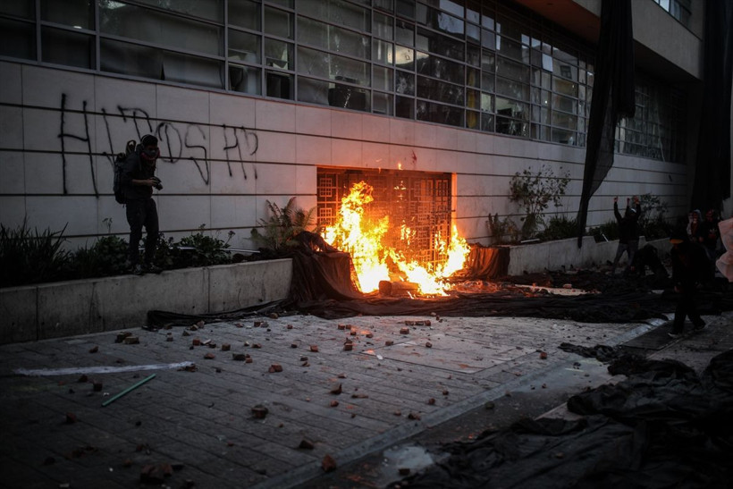 Kolombiya'da genel grev ortalığı karıştırdı! Polis göstericilere kaba kuvvet kullandı - Resim: 2