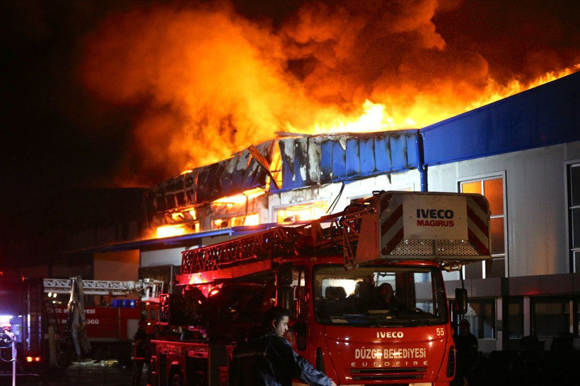 Düzce'deki fabrika yangını kontrol altına alındı - Resim: 3