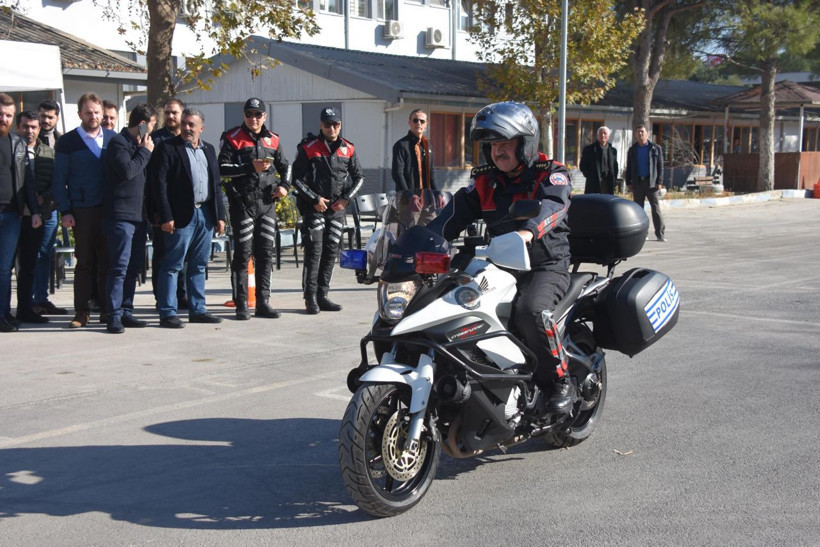 İzmir'de motosikletli polis timlerinin akrobasi şovu nefes kesti - Resim: 2