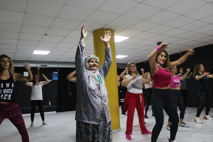 82 yaşındaki kadın geliniyle dans kursuna gidiyor - Resim: 4