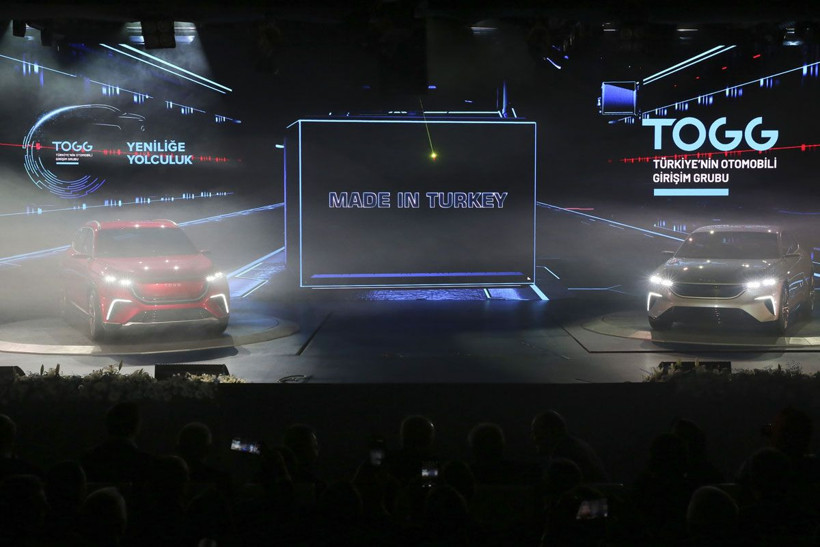 Türkiye'nin yeni otomobili tanıtıldı kırmızı ve beyaz Türk bayrağı renginde - Resim: 1
