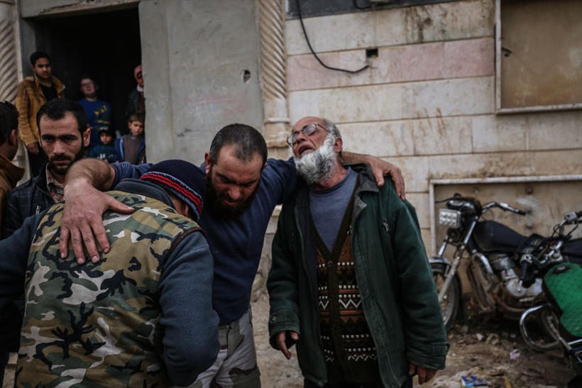 Esed rejimi İdlib'de okulu vurdu 4'ü çocuk 8 ölü - Resim: 1