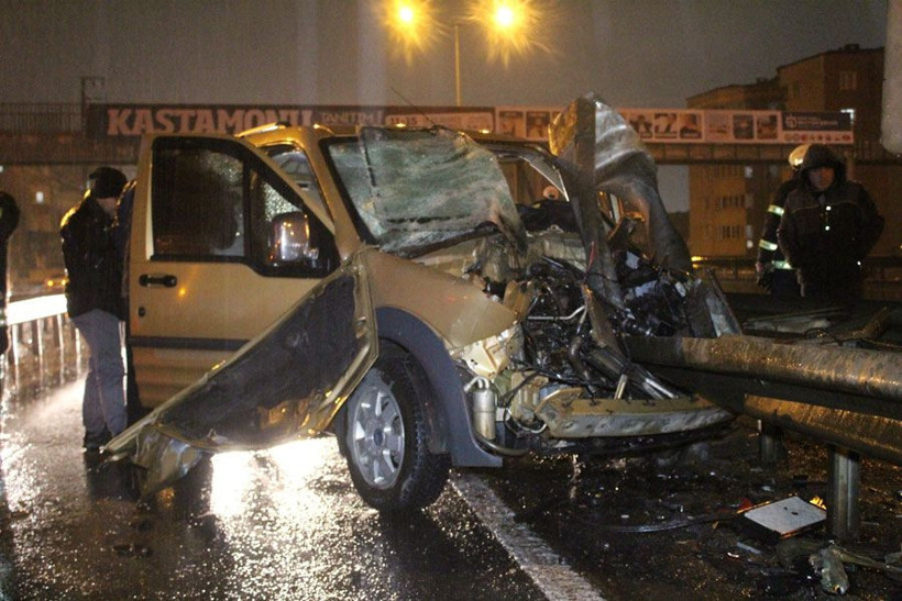 Kocaeli Derince'de hafif ticari araç bariyerlere ok gibi saplandı - Resim: 1