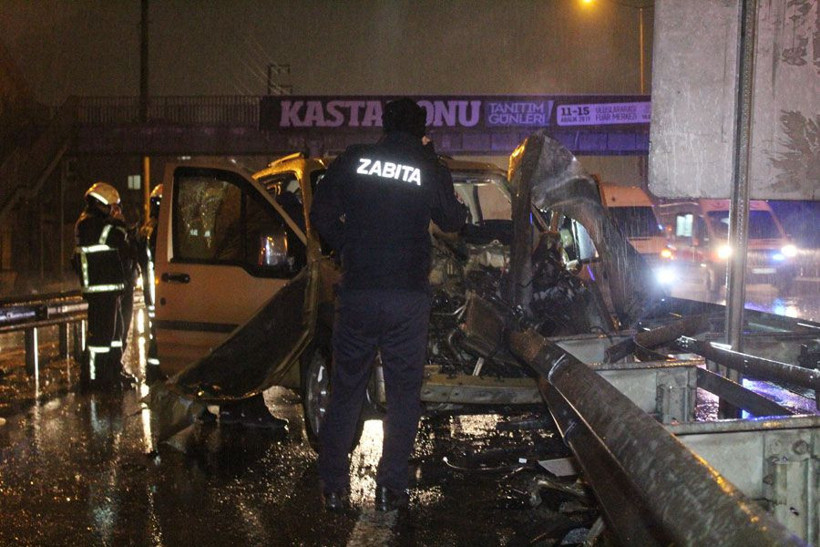 Kocaeli Derince'de hafif ticari araç bariyerlere ok gibi saplandı - Resim: 4