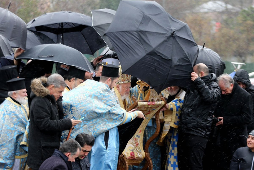 Haç çıkarma ayini sırasında canından oluyordu - Resim: 1