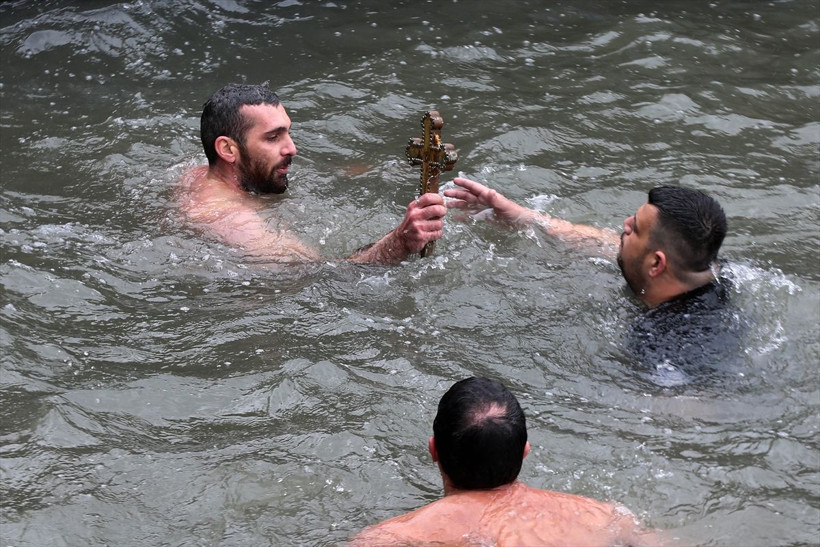 Haç çıkarma ayini sırasında canından oluyordu - Resim: 3