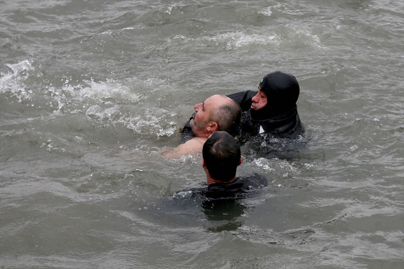 Haç çıkarma ayini sırasında canından oluyordu - Resim: 4
