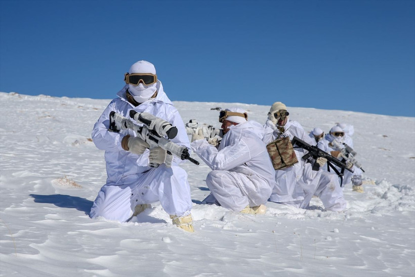 Van'da jandarma ekipleri buldu sığınağın boyutları şaşırttı - Resim: 2