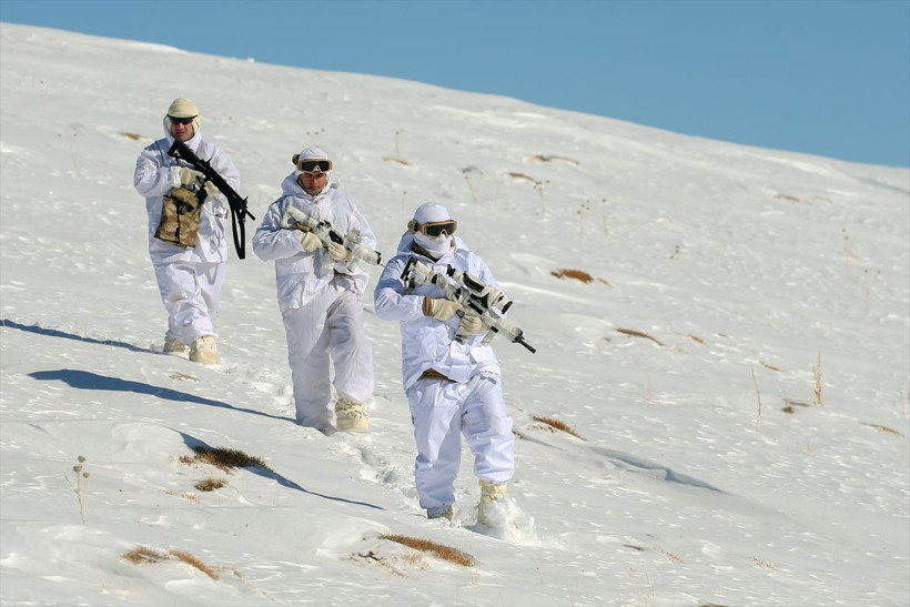 Van'da jandarma ekipleri buldu sığınağın boyutları şaşırttı - Resim: 4