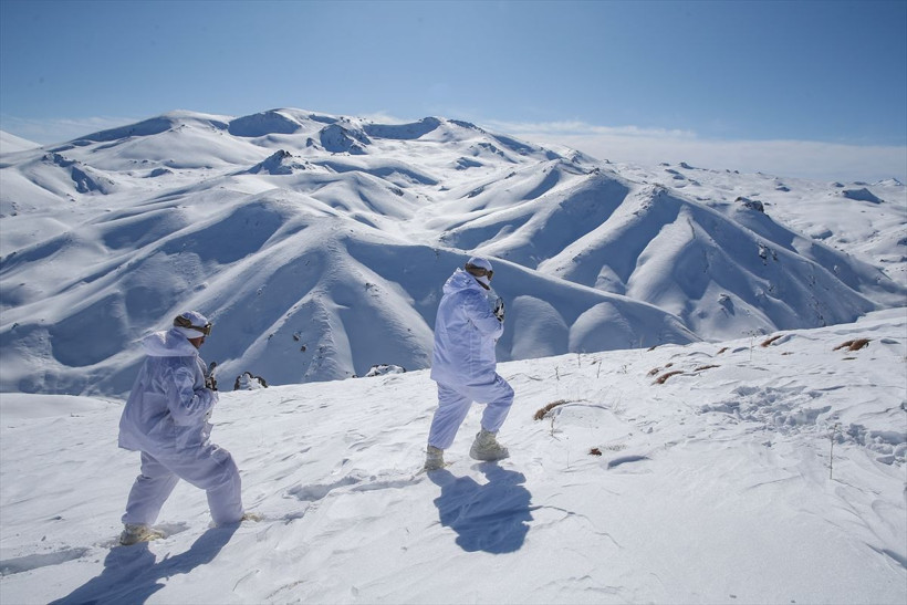 Van'da jandarma ekipleri buldu sığınağın boyutları şaşırttı - Resim: 1