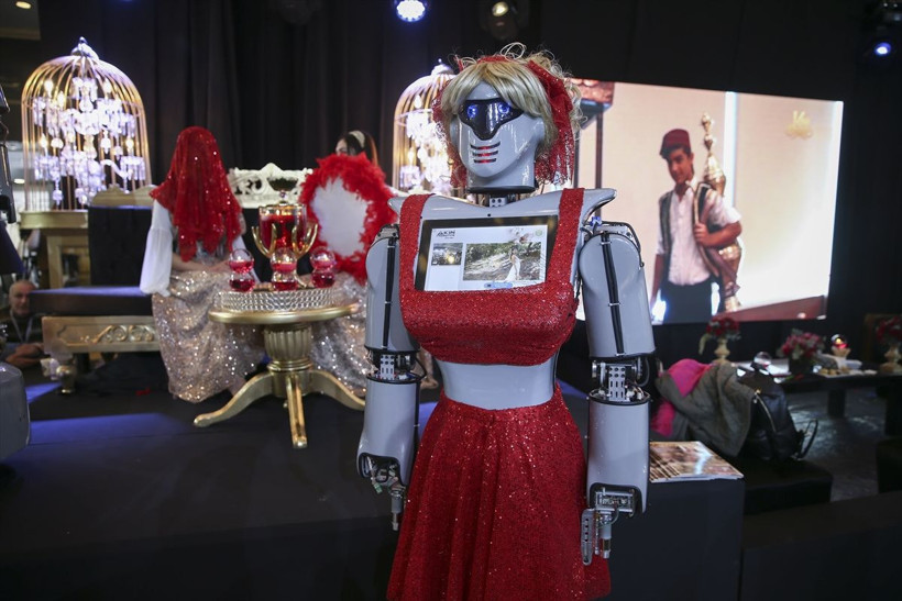 İstanbul'da kına türküsü söyleyen ve dans eden robotlar büyük ilgi gördü - Resim: 1