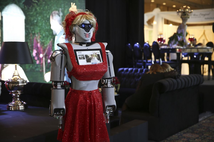 İstanbul'da kına türküsü söyleyen ve dans eden robotlar büyük ilgi gördü - Resim: 2