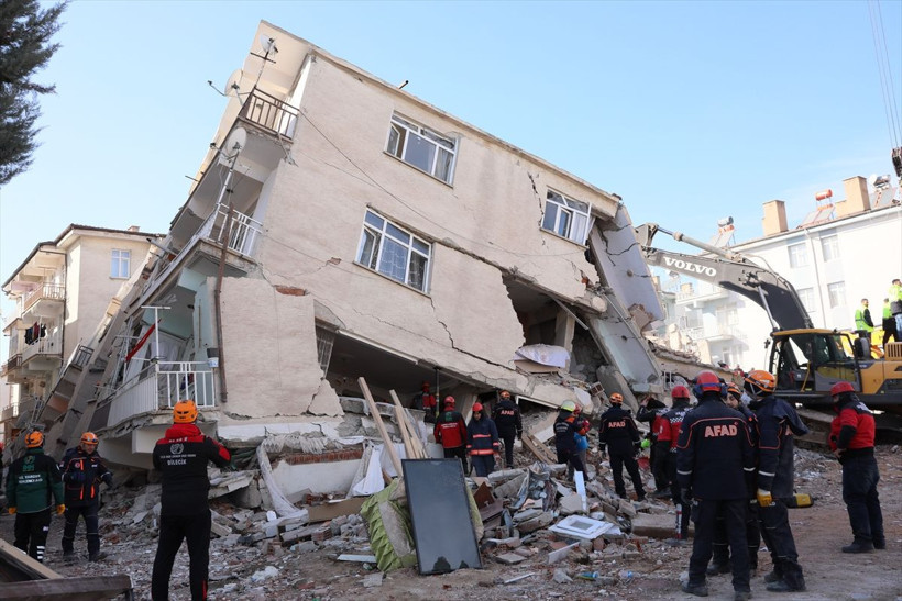 Murat Kurum incelemelerde bulunurken yan yatan bina salladı - Resim: 4